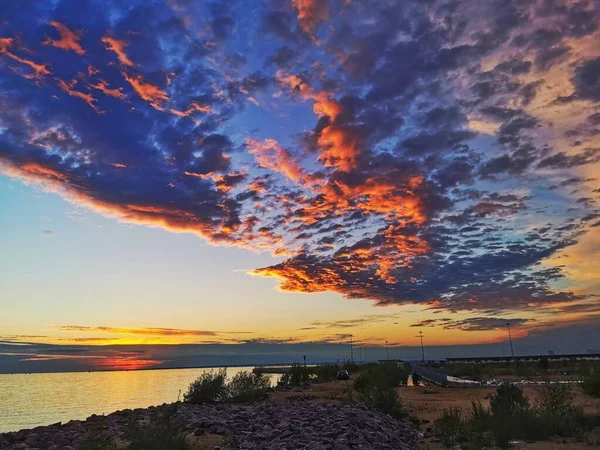 Nubes Color Naranja Brillante Los Rayos Del Sol Poniente Contra — Foto de Stock