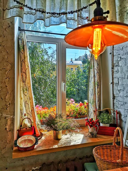 Window Room Flowers Green Trees Glass Bright Yellow Lamp — Stock Photo, Image