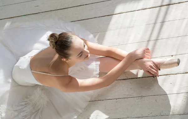 Балерина Білому Одязі Спідниця Лежить Витягнутими Руками Довгими Ногами Білій — стокове фото