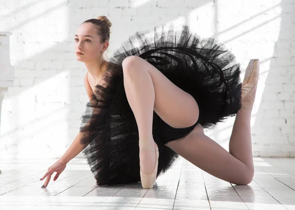 Uma Bailarina Tutu Preto Branco Posa Estúdio Chão Madeira Frente Fotografia De Stock