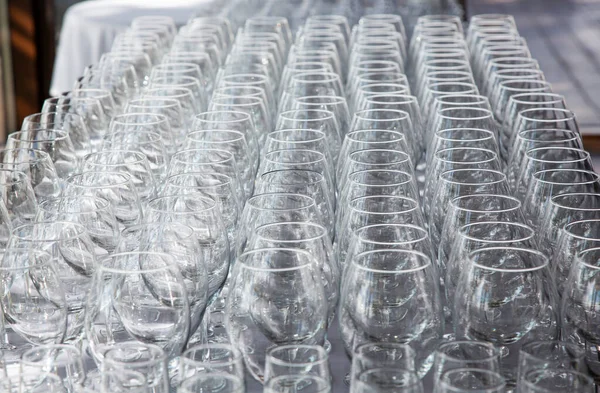 Eine Große Anzahl Glänzender Glasgläser Auf Einem Dünnen Stielständer Auf — Stockfoto