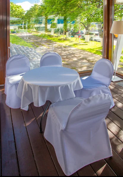 Interior Com Mesas Cadeiras Branca Neve Restaurante Aberto Café Sob — Fotografia de Stock