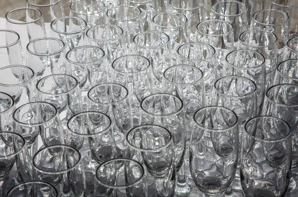 Eine Große Anzahl Glänzender Glasgläser Auf Einem Dünnen Stielständer Auf — Stockfoto