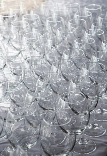 Eine Große Anzahl Glänzender Glasgläser Auf Einem Dünnen Stielständer Auf — Stockfoto