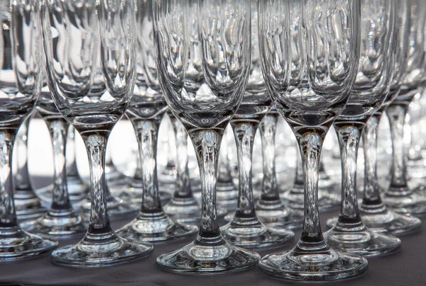 Eine Große Anzahl Glänzender Glasgläser Auf Einem Dünnen Stielständer Auf — Stockfoto