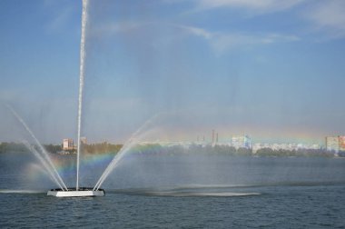 Dinyeper nehrinin setindeki çeşme.