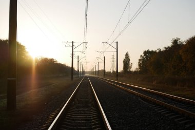 Demiryolunda gün doğumu şafak vakti demiryolunda
