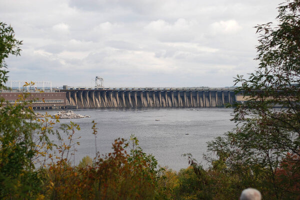 Днепровская ГЭС с хортицкого острова Украина