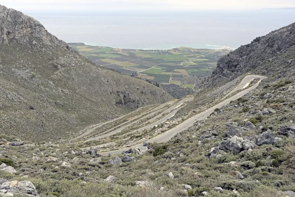 Kallikratis 'ten Kapsodasos' a giden yol, Girit, Yunanistan 'ın en keskin yolu.