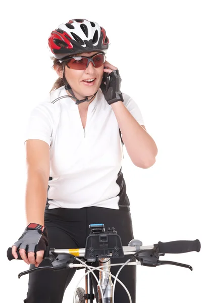Rowerzysta dziewczyna rozmawia przez telefon — Zdjęcie stockowe