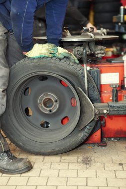 bir garaj bir lastik değiştirme