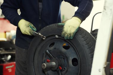bir garaj bir lastik değiştirme