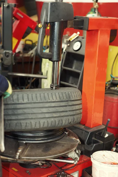 Cambiar un neumático en un garaje —  Fotos de Stock