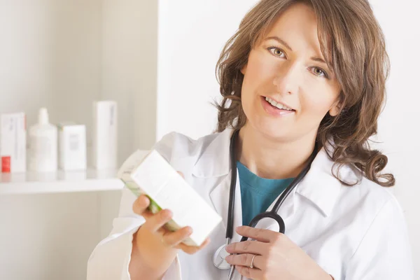 Farmacéutica joven o médico con un frasco de medicamentos —  Fotos de Stock