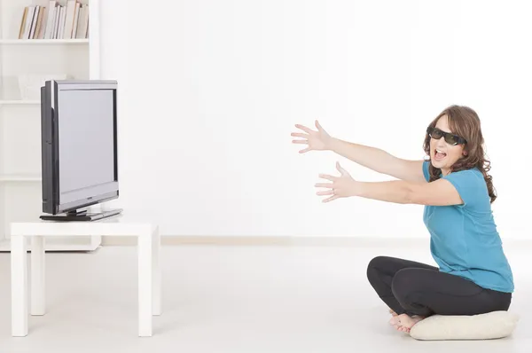 Vrouw kijken 3d tv in glazen — Stockfoto