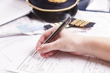 uçak pilot uçuş planında doldurma
