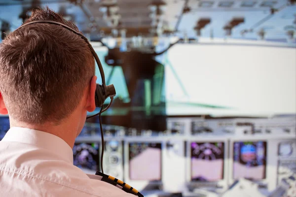 Airline pilot — Stockfoto