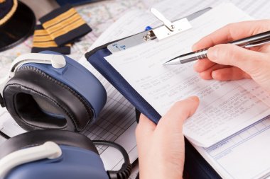 uçak pilot uçuş planında doldurma