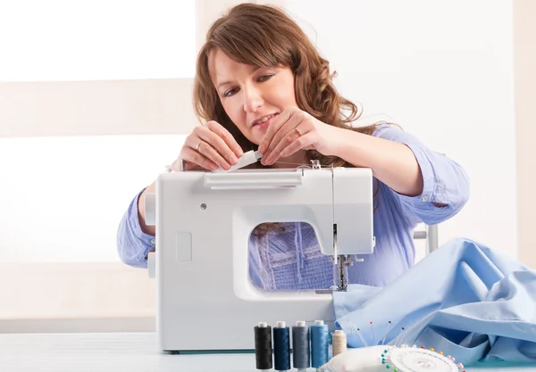 Mujer usando máquina de coser —  Fotos de Stock