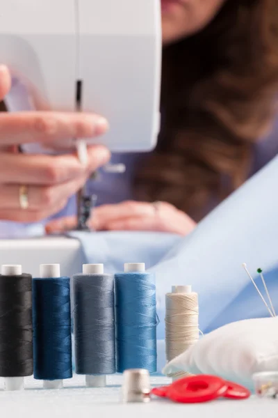 Rollen van kleur threads en naaien accessoires — Stockfoto