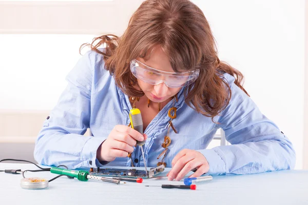 Vrouw vaststelling computeronderdelen — Stockfoto