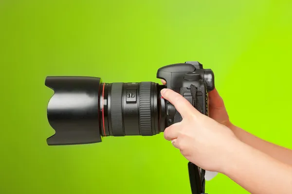 Mãos de fotógrafo com câmera — Fotografia de Stock