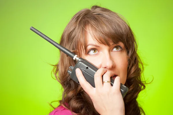 Frau spricht auf dem Walkie-Talkie — Stockfoto