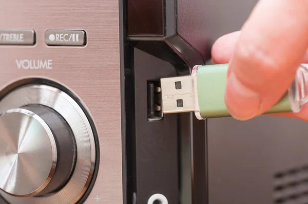 Connecting USB flash drive to a music player — Stock Photo, Image