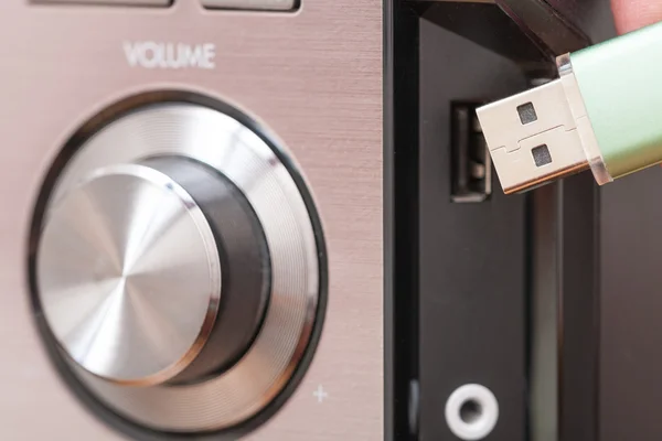 Connecting USB flash drive to a music player — Stock Photo, Image