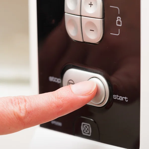 Apăsați butonul de pornire pe cuptorul cu microunde — Fotografie, imagine de stoc