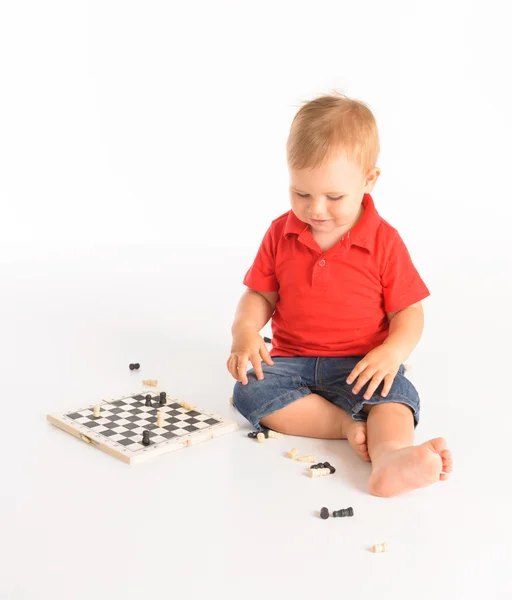 Kleine jongen die schaak speelt — Stockfoto