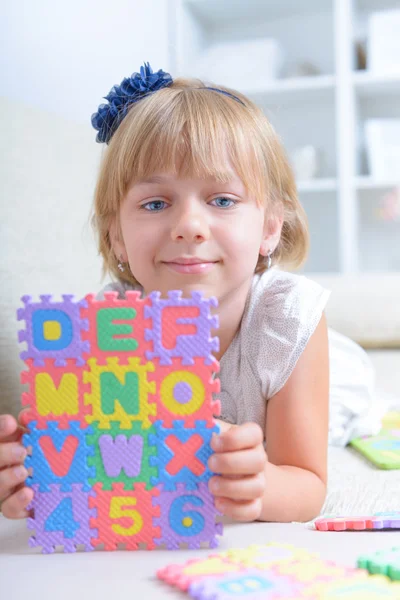 Bambina con puzzle alfabeto — Foto Stock