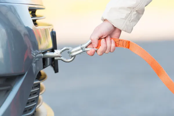 Hand hält Abschleppseil — Stockfoto