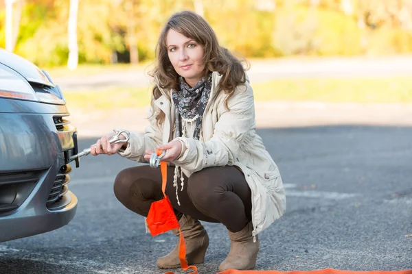 Woman assembling towing hook — Stock Photo, Image