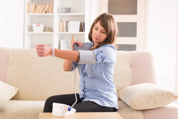 Woman checking her blood pressure — Stock Photo, Image