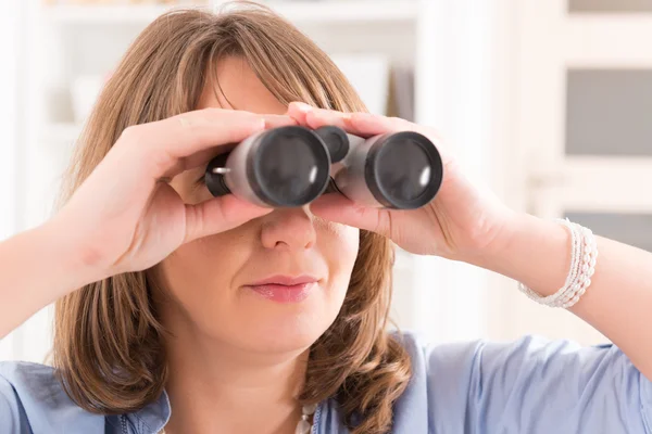 Mulher olhando através binocular — Fotografia de Stock