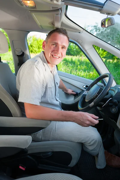 Homme dans la voiture — Photo