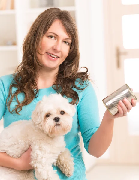 Женщина кормит свою собаку — стоковое фото