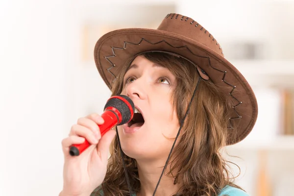 Femme chantant avec un microphone — Photo