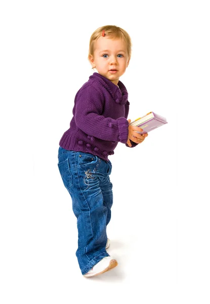 Jeune enfant avec un livre — Photo