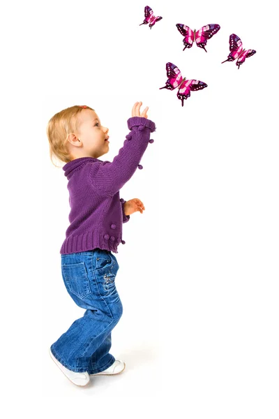 Schattige babymeisje en vlinders — Stockfoto