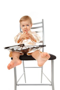 bir sandalyede oturuyor ve düşünme bebek kız