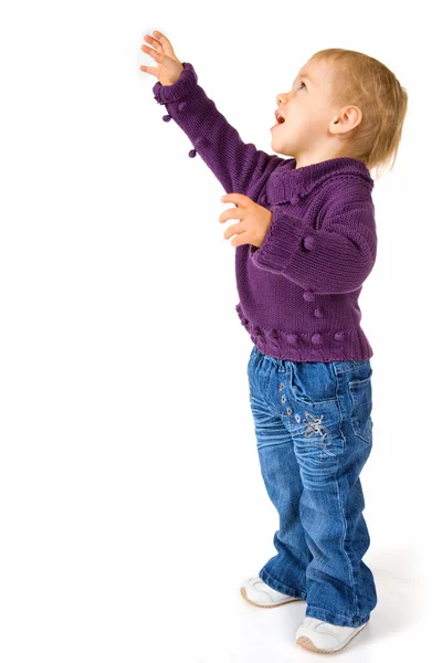 Bonito bebê menina chegando para algo — Fotografia de Stock