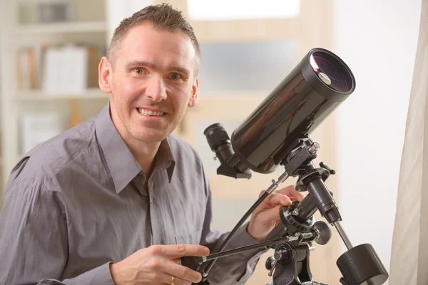 Man looking through telescope — Stock Photo, Image