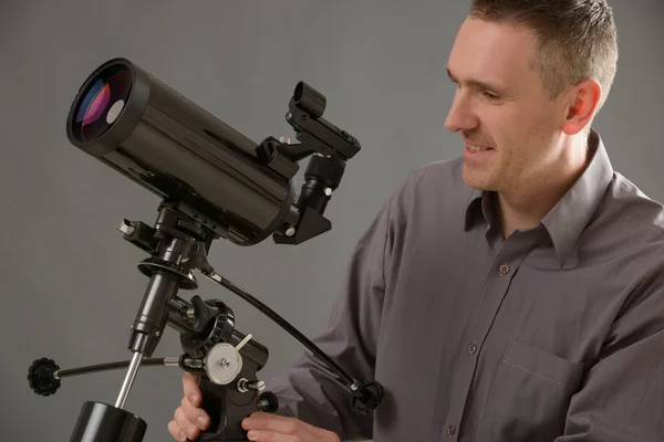 Hombre con telescopio — Foto de Stock