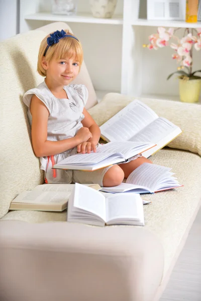 Chica con libros —  Fotos de Stock