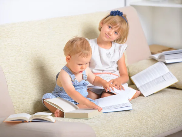 Kinderen met veel boeken — Stockfoto
