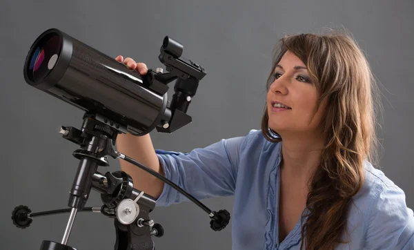 Hermosa mujer con telescopio — Foto de Stock