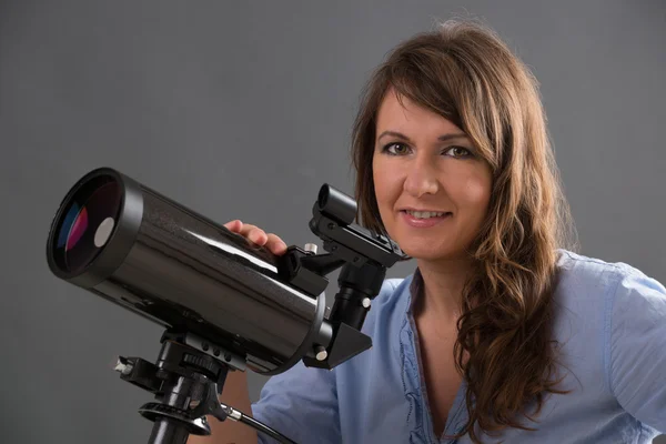 Bella donna con telescopio astronomico — Foto Stock