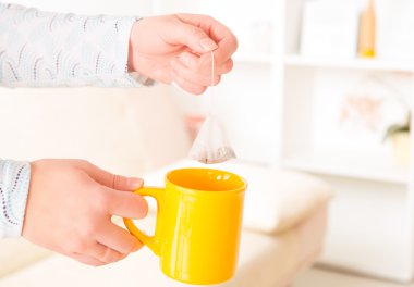 çay torba tutarak eller